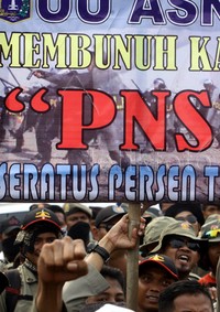 Dalam demo tersebut, terlihat beberapa Satpol PP membawa spanduk berukuran besar yang berisi tuntutan menjadi Pegawai Negeri Sipil.